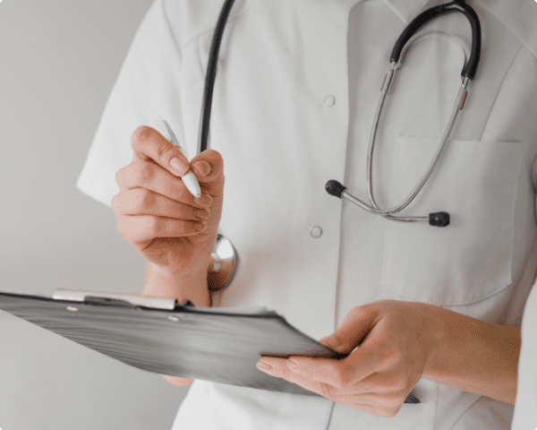 Врач держит ручку и планшет
